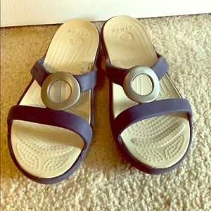 Crocs sz 6 navy and silver sandals